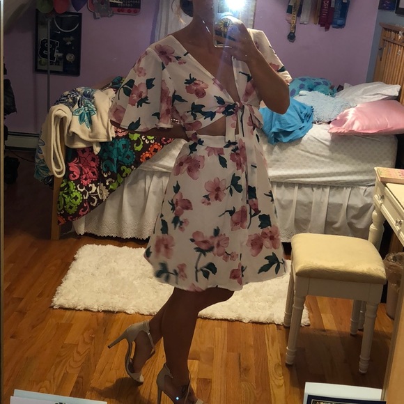 Spring/Summer floral dress - Picture 2 of 2